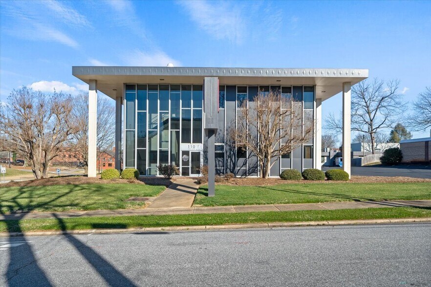 110 N Center St, Hickory, NC 28601