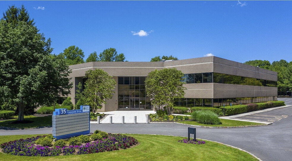 35 Corporate Dr, Trumbull, CT for lease - Building Photo - Image 1 of 24