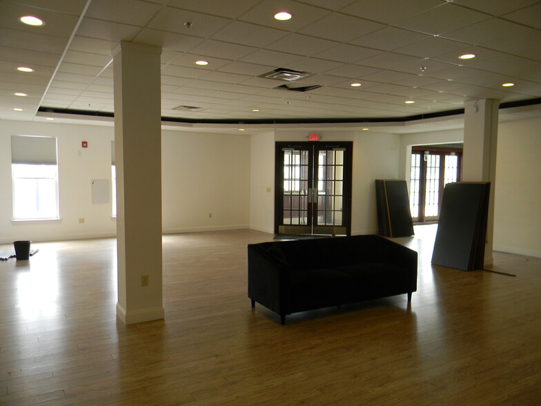 195 Russell St, Hadley, MA for lease - Interior Photo - Image 3 of 19