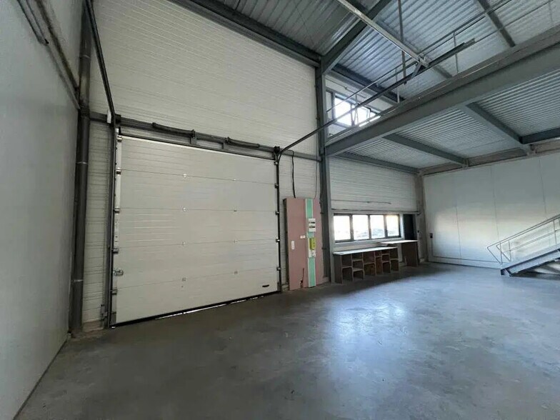 Flex in Salleboeuf for lease - Interior Photo - Image 2 of 8