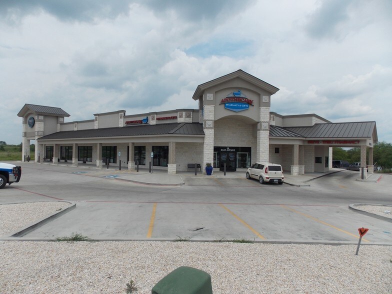 34 East Ave, Schulenburg, TX for sale - Primary Photo - Image 1 of 1