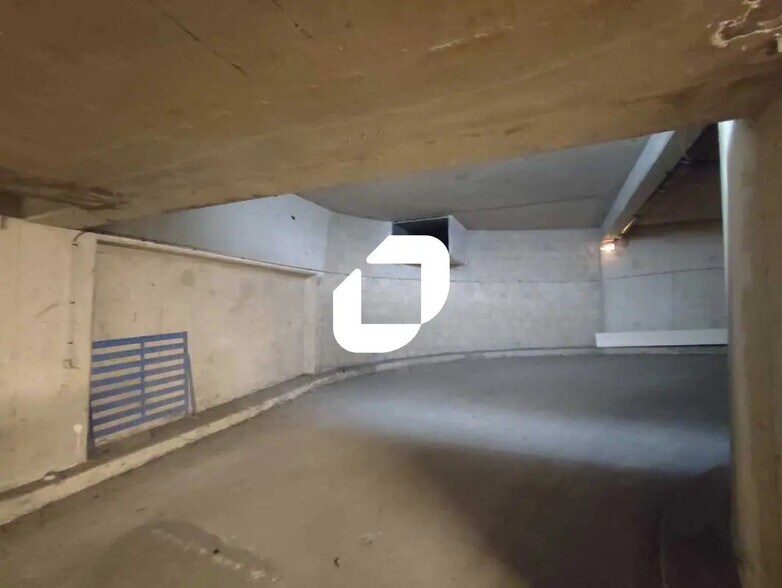 Flex in Bourg-la-Reine for sale - Building Photo - Image 1 of 13