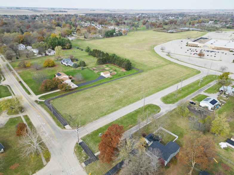 Hickory Point Mall Dr, Forsyth, IL for sale - Building Photo - Image 2 of 5