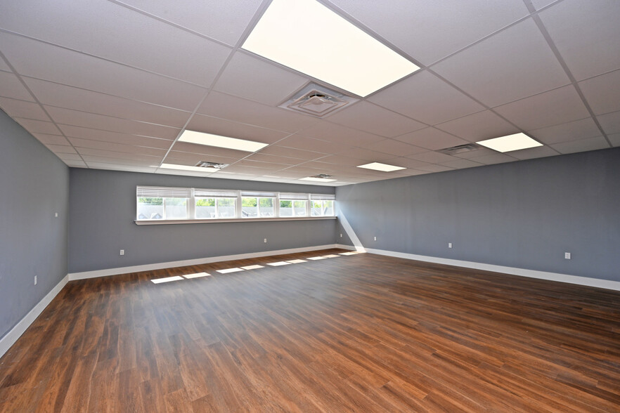 7334-7340 Kingsgate Way, West Chester, OH for lease - Building Photo - Image 3 of 19