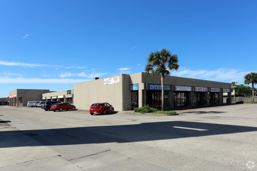 2033 Airline Rd, Corpus Christi, TX for lease - Primary Photo - Image 1 of 14