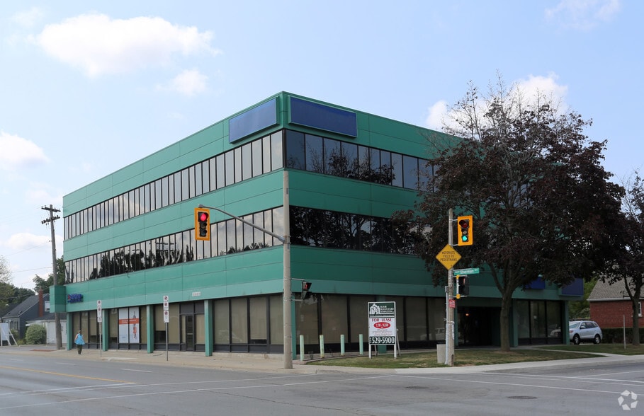 688 E Queensdale Ave, Hamilton, ON L8V 1M1