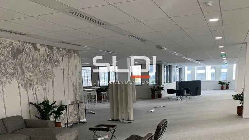 Office in Vaulx-en-Velin for lease - Building Photo - Image 2 of 12