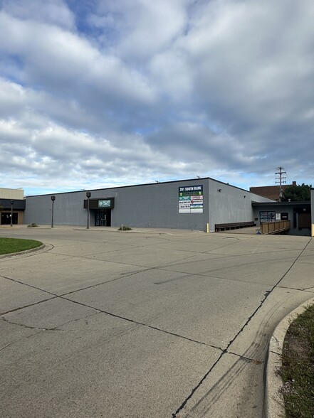 201 S Washington St, Owosso, MI for lease - Building Photo - Image 1 of 8