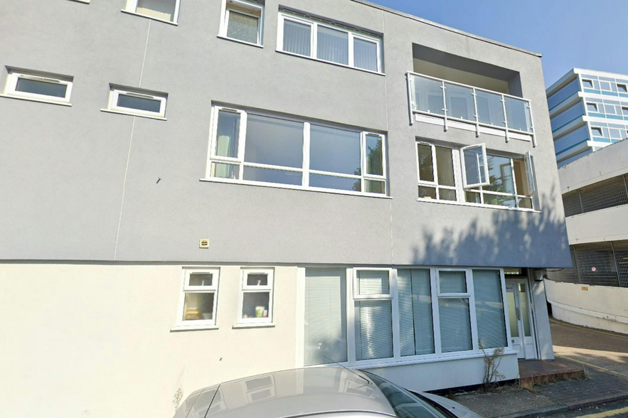 34-36 Tolworth Clos, Surbiton for lease - Building Photo - Image 1 of 2