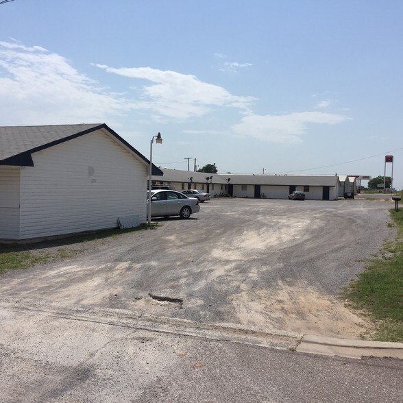 600 SW 6th St, Mooreland, OK 73852