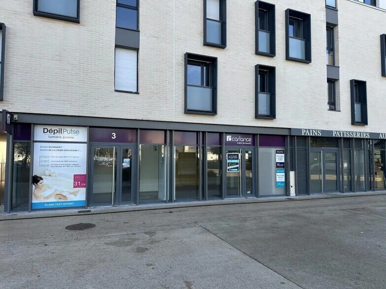 Retail in Luisant for lease - Building Photo - Image 1 of 11