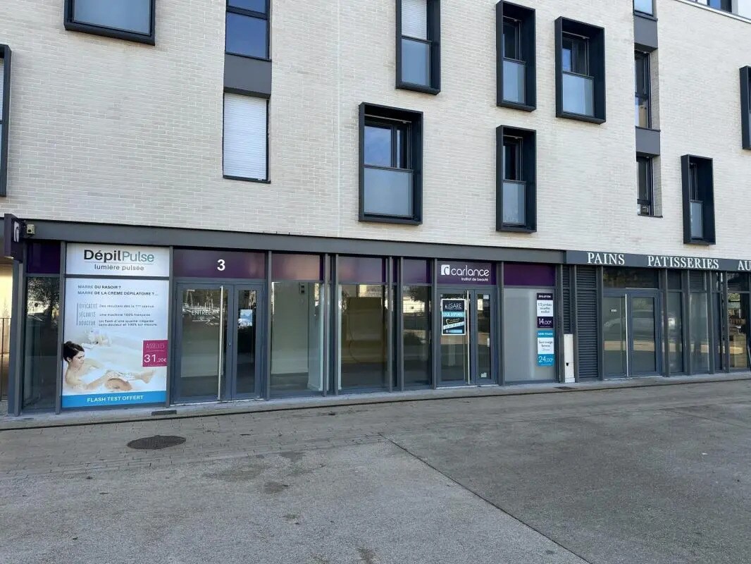 Retail in Luisant for lease Building Photo- Image 1 of 12