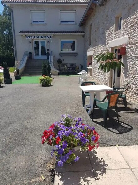 Retail in Asnières-sur-Saône for sale - Building Photo - Image 3 of 6