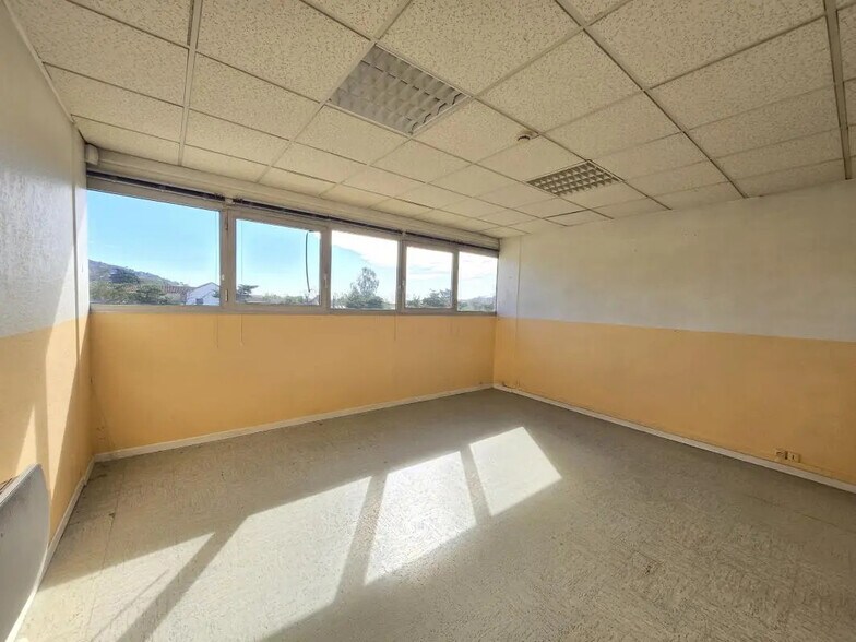Office in La Crau for lease - Building Photo - Image 3 of 12