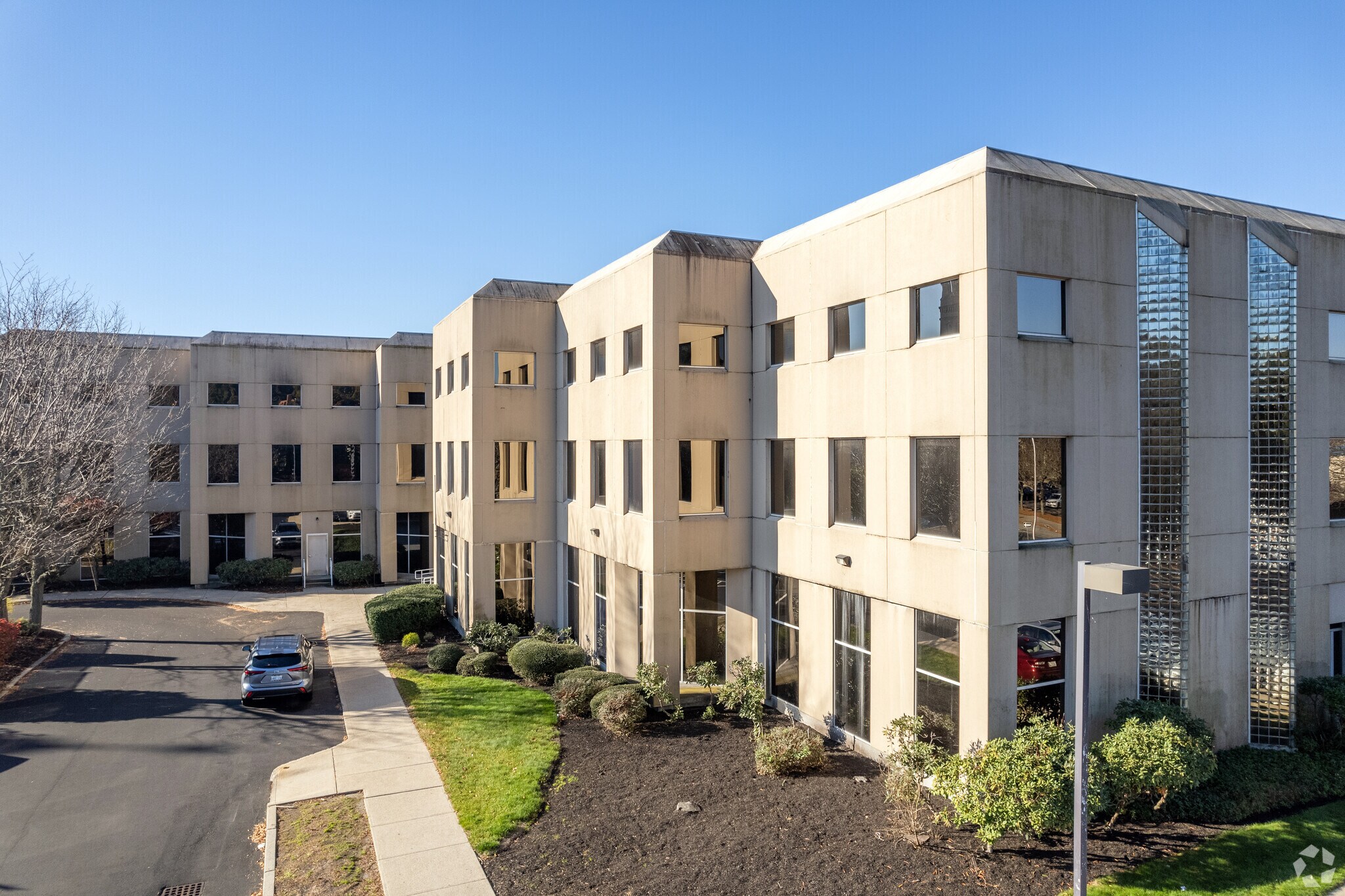 68 Cumberland St, Woonsocket, RI 02895 Plaza Center 950,975, 2,700