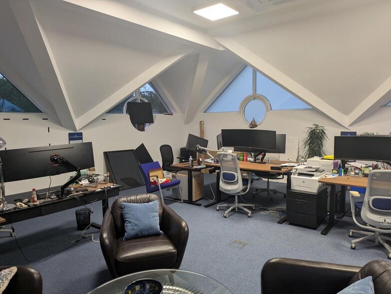 39 Epsom Rd, Guildford for lease - Building Photo - Image 3 of 7