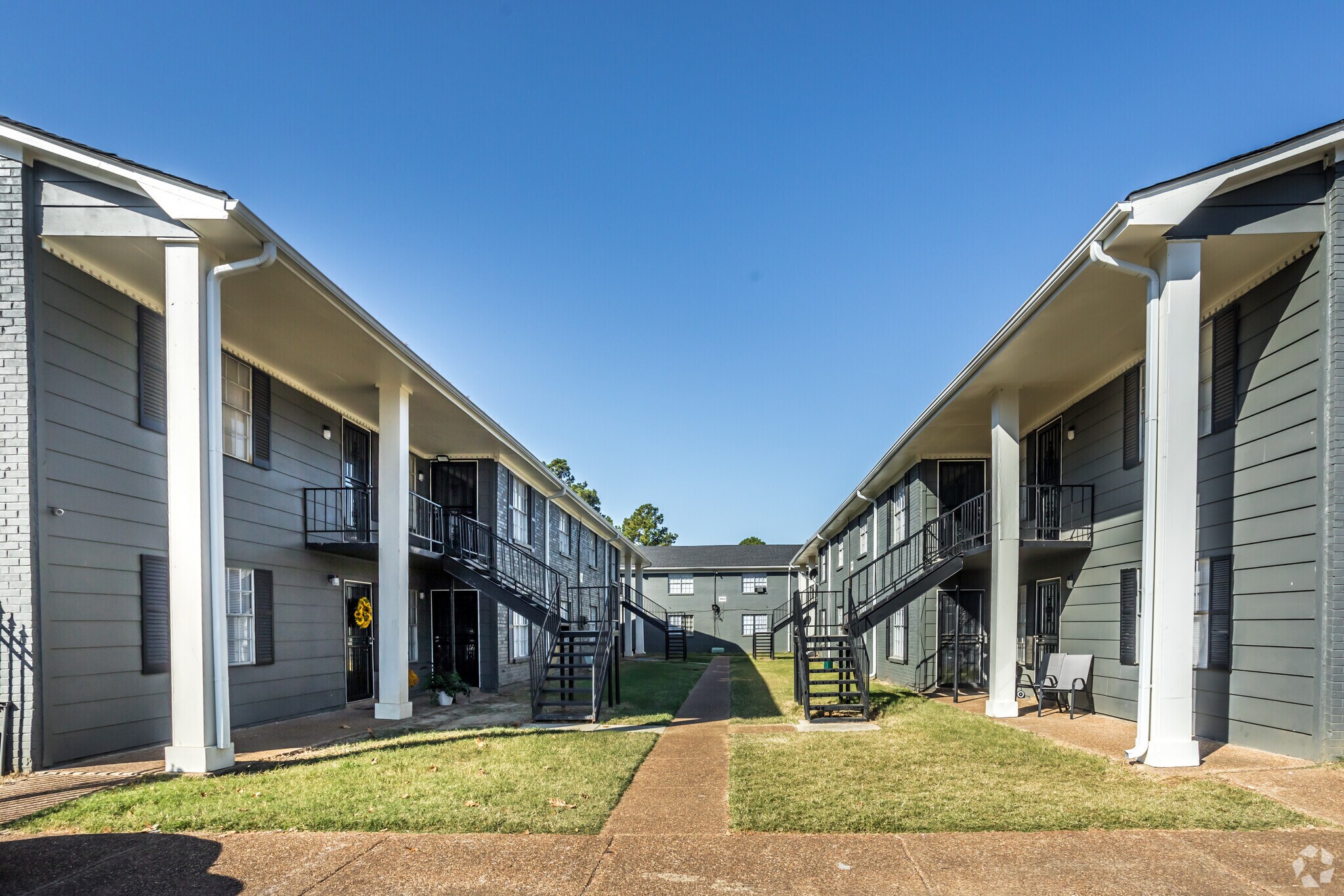 1938 E Raines Rd, Memphis, TN 38116 Graceland Pointe Apartments