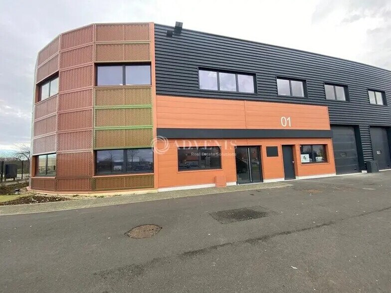 Office in Buchelay for sale - Building Photo - Image 3 of 12