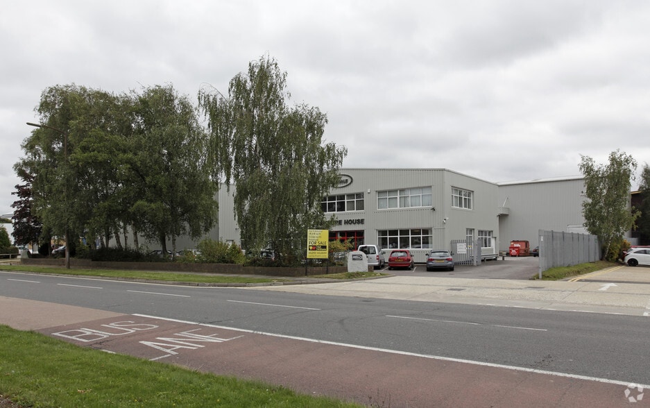 3-3 Fleming Way, Crawley for sale - Primary Photo - Image 1 of 1