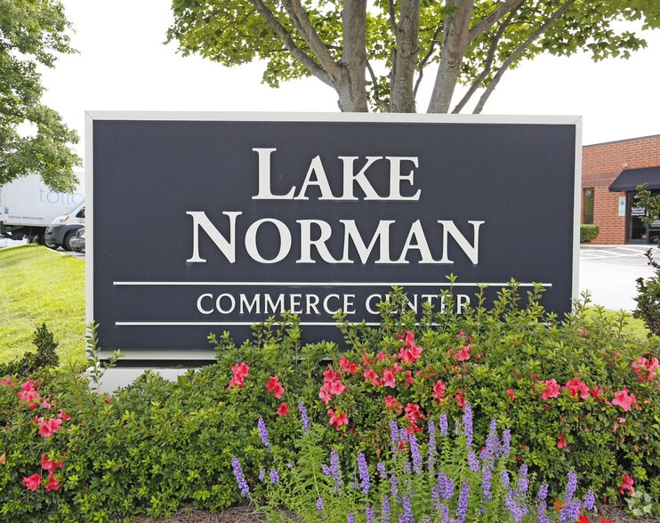 20464 Chartwell Center Dr, Cornelius, NC for lease - Building Photo - Image 2 of 5