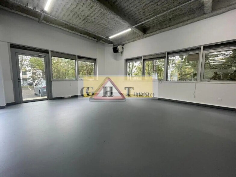 Industrial in Les Ulis for lease - Building Photo - Image 3 of 15