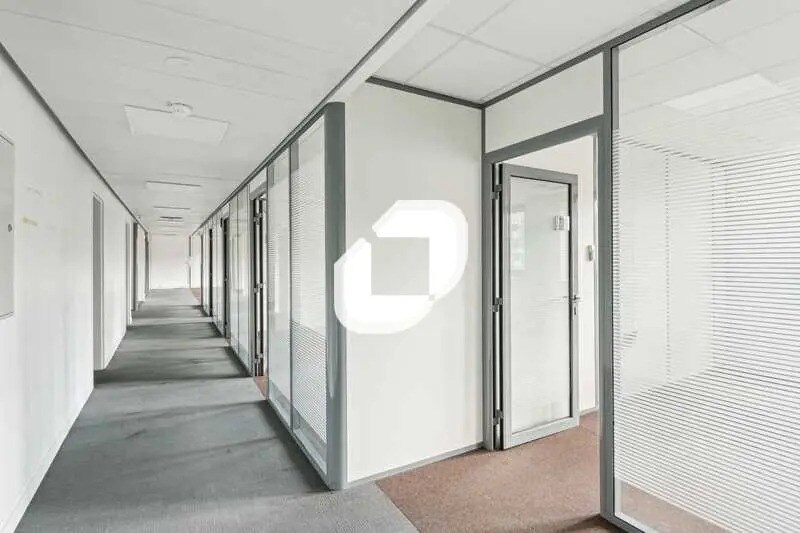 Office in Vincennes for lease - Building Photo - Image 2 of 28