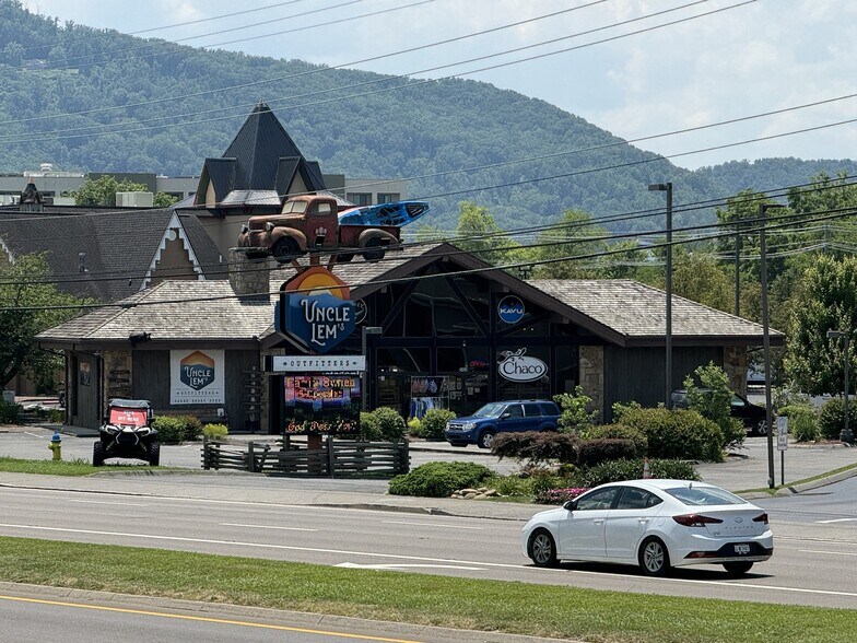 2450 Parkway, Pigeon TN 37863