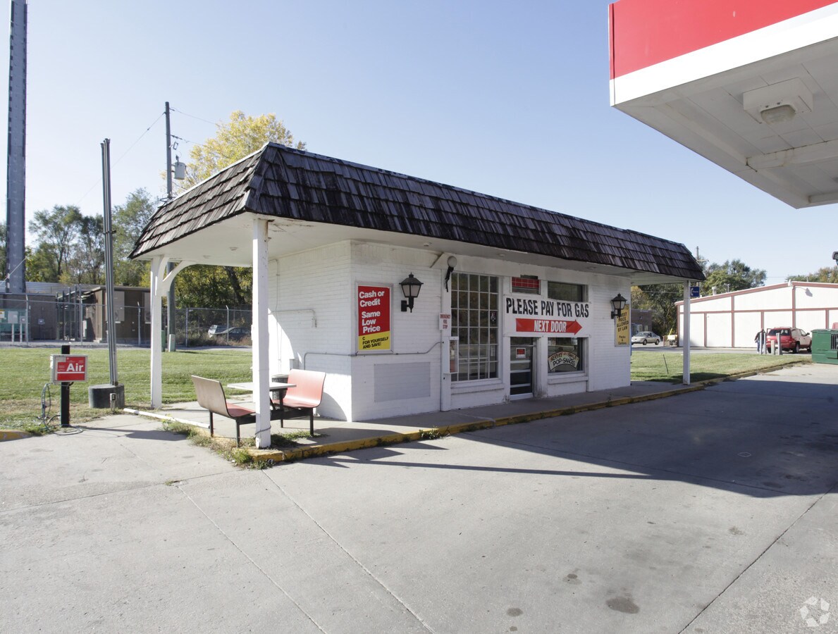 2605 Chandler Rd, Bellevue, NE 68147