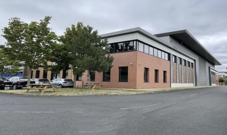 Rue Du Commandant D'Estienne D'Orves, Villeneuve-la-Garenne for lease Building Photo- Image 1 of 8