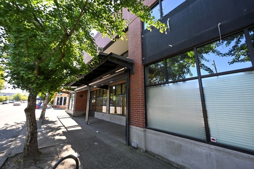 1636 E Burnside St, Portland, OR for sale - Building Photo - Image 3 of 17