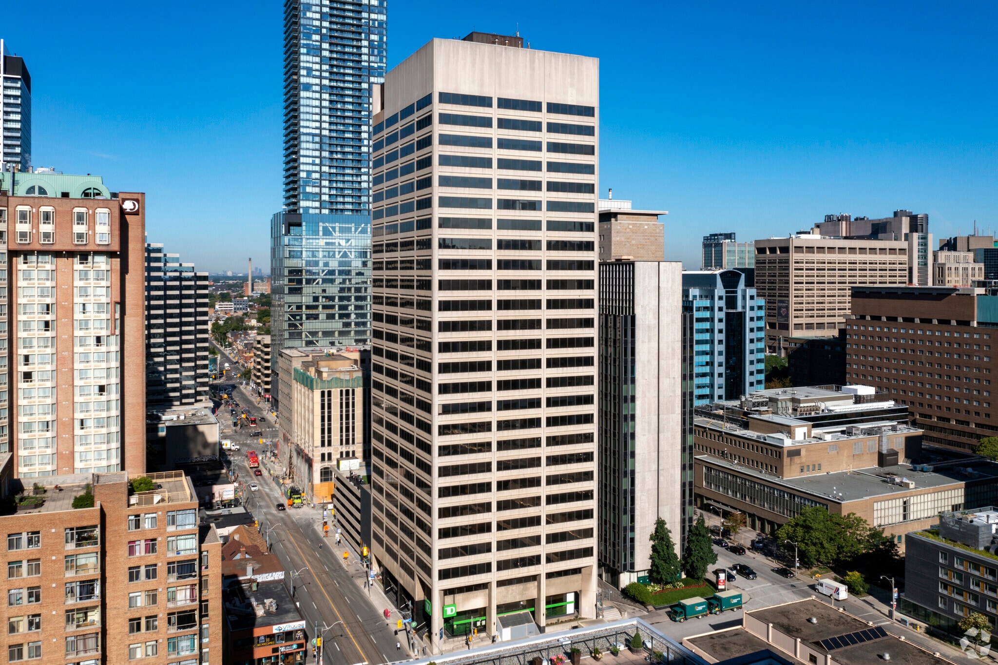 180 Dundas St W, Toronto, ON for lease Building Photo- Image 1 of 41