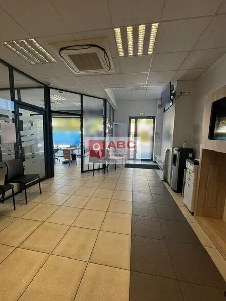 Retail in Perpignan for lease - Building Photo - Image 2 of 4