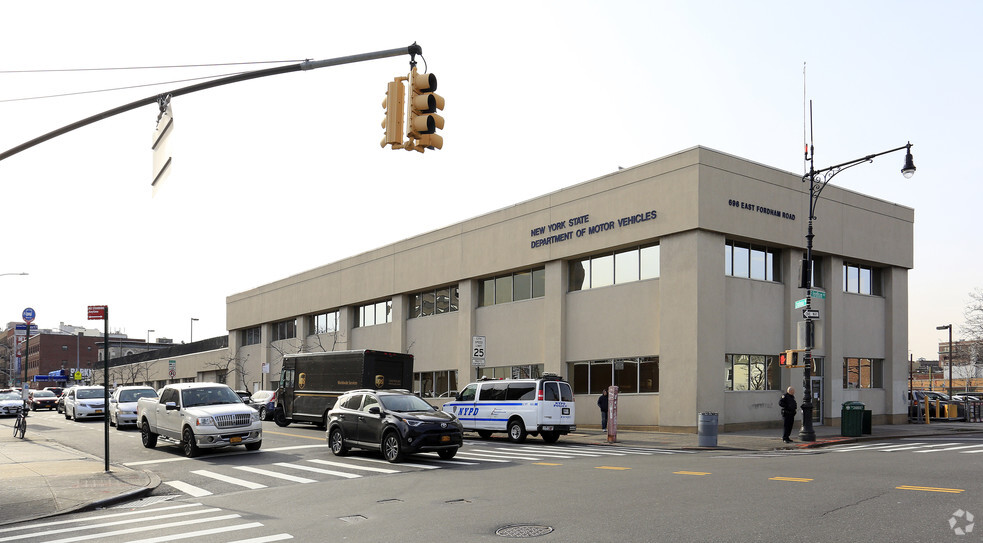 696 E Fordham Rd, Bronx, NY for lease - Primary Photo - Image 1 of 5