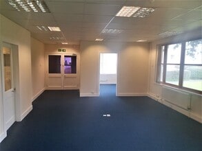 7-11 Melville Ter, Stirling for lease Interior Photo- Image 2 of 2