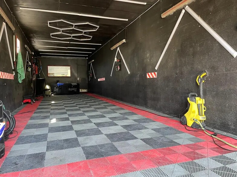 Flex in Pont-Sainte-Maxence for lease - Building Photo - Image 3 of 9