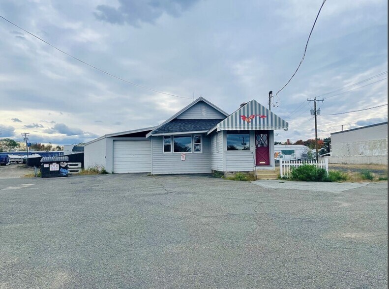 44 Hendee St, Springfield, MA 01104