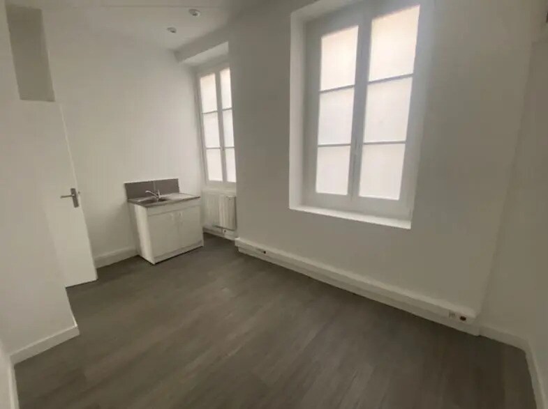 Office in Lyon for lease - Interior Photo - Image 2 of 5