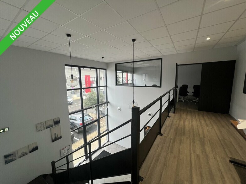 Office in Valence for lease - Lobby - Image 2 of 5