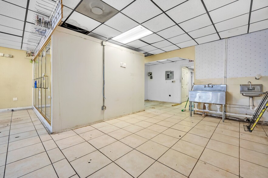 1224 NE 163rd St, North Miami Beach, FL for lease - Interior Photo - Image 2 of 5