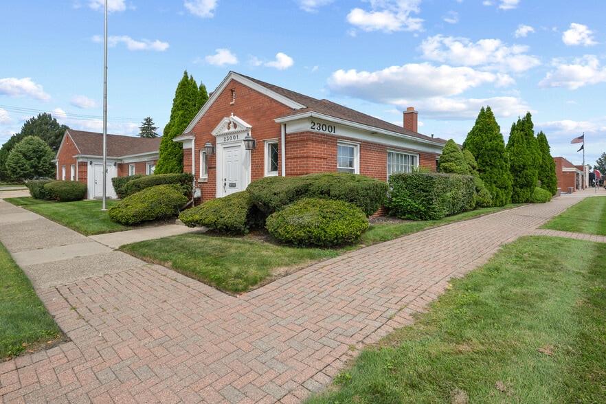 23001-23003 Greater Mack Ave, Saint Clair Shores, MI for sale - Primary Photo - Image 1 of 26