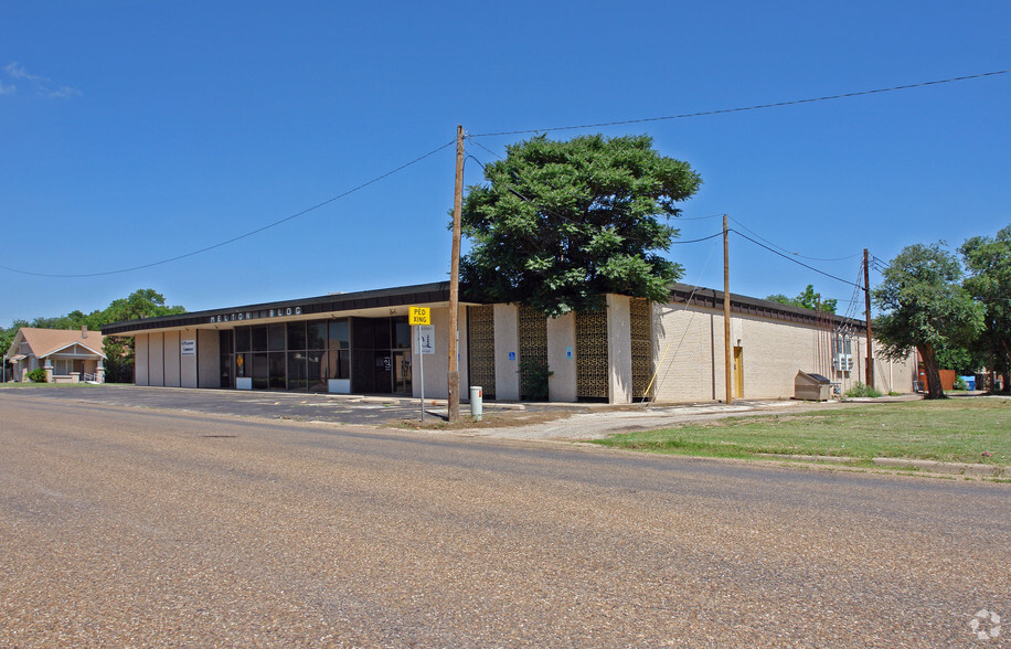 812 W 8th St, Plainview, TX for lease - Building Photo - Image 2 of 7