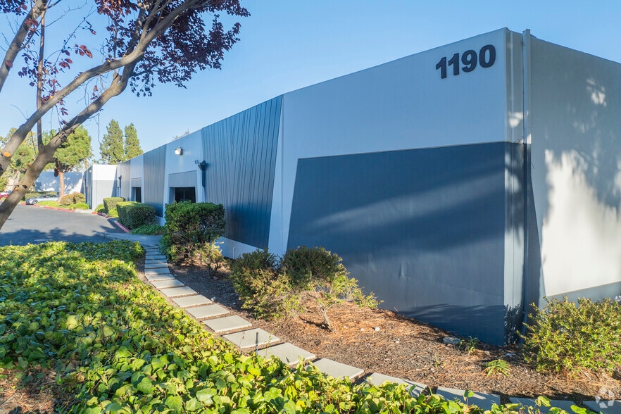 1190-1206 Mountain View Alviso Rd, Sunnyvale, CA for lease - Primary Photo - Image 1 of 8
