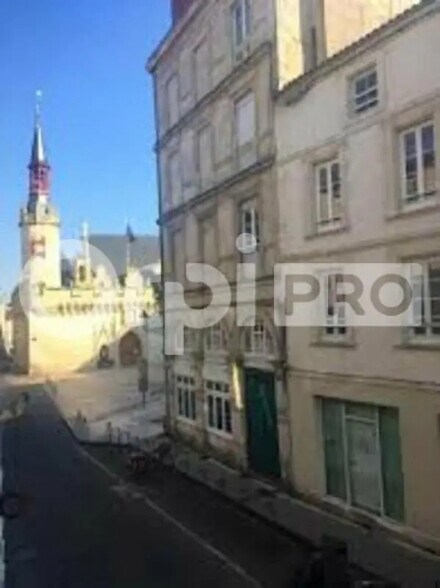 Retail in La Rochelle for lease - Building Photo - Image 2 of 2