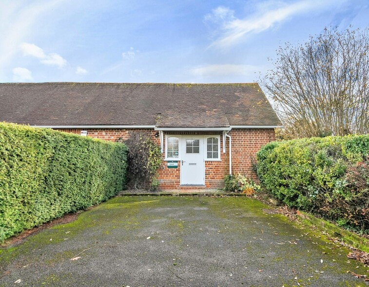 Castle End, Reading for lease - Building Photo - Image 2 of 13