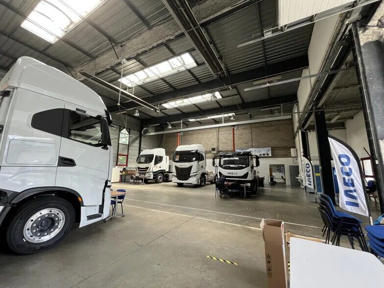 Industrial in Élancourt for lease - Building Photo - Image 2 of 6