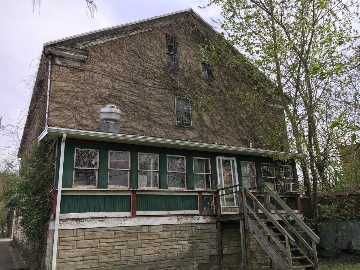 121 1st St, Powhatan Point, OH 43942