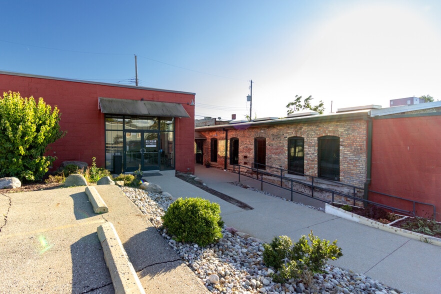 1213 Center St, Lansing, MI for sale - Building Photo - Image 1 of 37