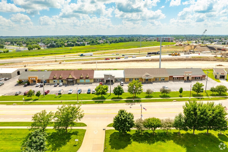 750-768 Center Point Rd, Hiawatha, IA for lease - Aerial - Image 2 of 6