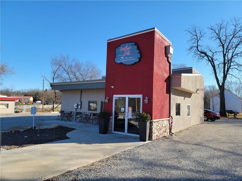 705 N Pearl St, Paola, KS 66071 - Southern Eats | LoopNet