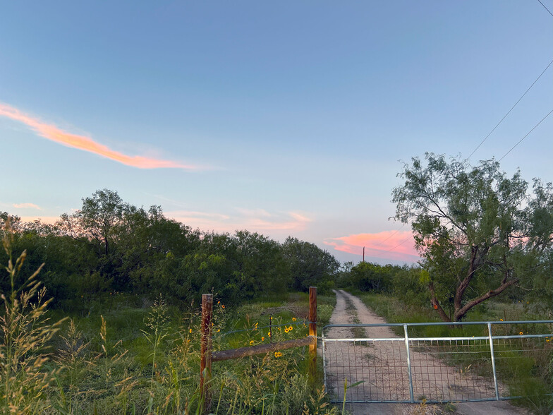 4921 SE River Rd, Martindale, TX for sale - Building Photo - Image 3 of 4